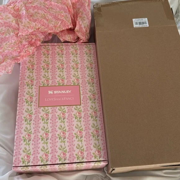 The Stanley x LoveShackFancy Quencher 40 OZ Blooming Heirloom Floral Bow - Picture 8 of 17